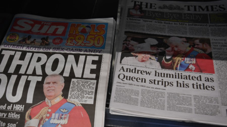 Вестниците пишат за принц Андрю, след като титлите му бяха отнети от майка му, кралица Елизабет II, Лондон, 14 януари 2022 г.