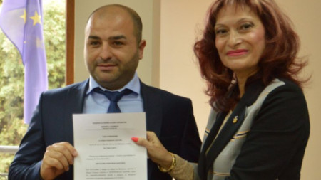 Цветелин Георгиев при получаването на удостоверението за общински съветник