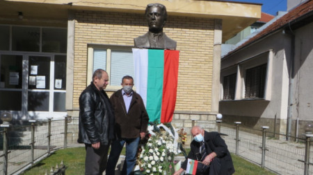 Пред паметника на Левски в Босилеград на 3 март 