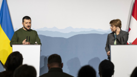 Украинският лидер Володимир Зеленски (вляво) и швейцарската президентка Виола Амхерд на съвместна пресконференция в Берн - 15 януари 2024 г.