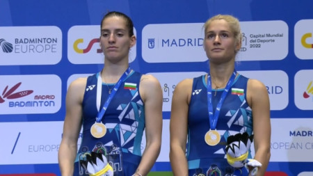 Стефани (вляво) и Габриела Стоеви със златните медали.