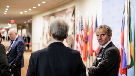 Рафаел Гроси (вдясно), генералният директор на МААЕ, гледа как руският посланик в ООН Василий Небензя (вляво) разговаря с репортери след брифинг на Гроси на закрита сесия на СС на ООН в централата в, Ню Йорк, САЩ, 27 октомври 2022 г.