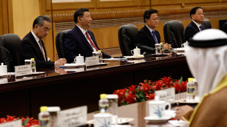 Китайският президент Си Цзинпин (втори отляво) на среща с президента на ОАЕ шейх Мохамед бин Зайед ал Нахаян (не е в кадър), Пекин, 30 май 2024 г.