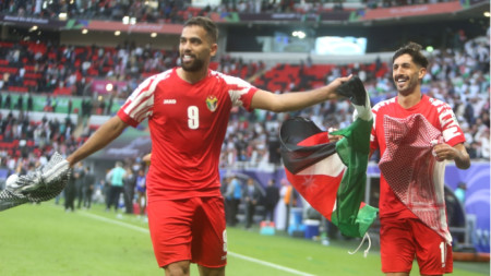 Футболистите на Йордания ликуват след победата.