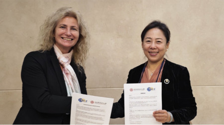 Katya Staykova and LI Yue during the signing of the memorandum