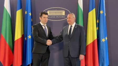 Министър-председателите на България Кирил Петков (вляво) и на Румъния Николае Чука