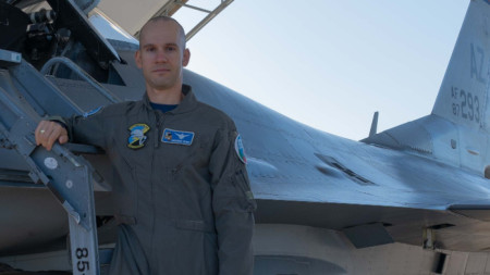 На церемония в 162-ра ескадрила на ВВС на САЩ капитан Александър Велинов бе признат за първия български пилот, преминал първоначалния курс на обучение за летене с Ф-16.