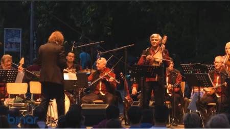 La Orquesta de Música Folklórica de Radio Nacional de Bulgaria y Rosen Guenkov