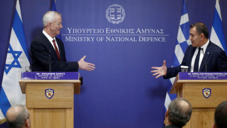 Министърът на отбраната на Гърция Николаос  Панайотопулос (вдясно) и неговият израелски колега Бени Ганц по време на пресконференция в Атина 