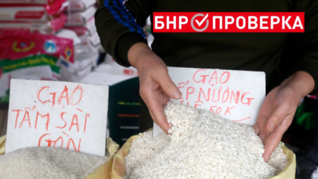 Разпространявани онлайн видеа твърдят, че в Китай и във Виетнам правят фалшив ориз.