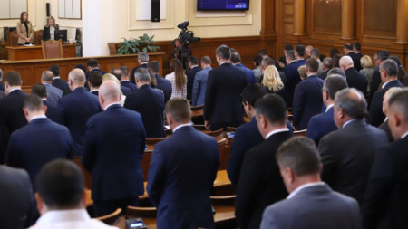 В началото на пленарното заседание депутатите станаха на крака и запазиха минута мълчание в памет на загиналия полицай