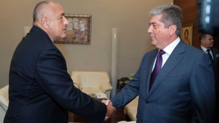 Премиерът Бойко Борисов се ръкува с основателя на АБВ Георги Първанов на срещата с представители на ръководството на партията в Министерския съвет в София. 