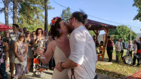 Australians Claudia and Robert flew 15,000 kilometers to get married in the Bulgarian village of Vishovgrad