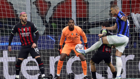 Нападателят на Интер Един Джеко вкарва за 1:0 срещу Милан.