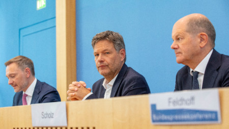 Кристиян Линднер, Роберт Хабек и Олаф Шолц представят бюджета на Германия за 2025 г.