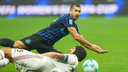 Хенрик Мхитарян се контузи срещу Наполи.