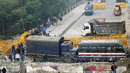 Индийските власти издигнаха блокади, за да не позволят на фермерите да стигнат до столицата.
