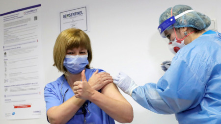 Румъния продължава ваксинацията с АстраЗенека съобщава тази сутрин в Адевърул