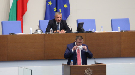 Здравният министър Костадин Ангелов по време на парламентарния контрол