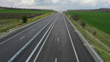Движението по ремонтирания 10 километров участък от автомагистрала Тракия в района