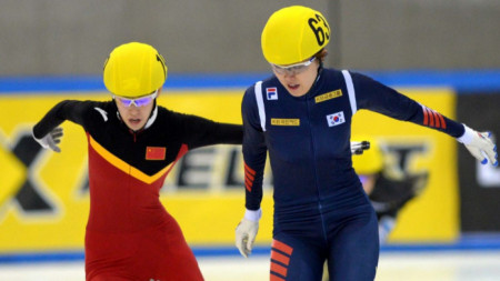 Световната шампионка Фан Късин (вляво) ще се състезава в София.
