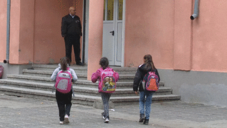 Ромските деца, които в понеделник бяха изведени от училище от родителите си след слух, че ще бъдат отнети от социални грижи, вече се връщат в класните стаи.