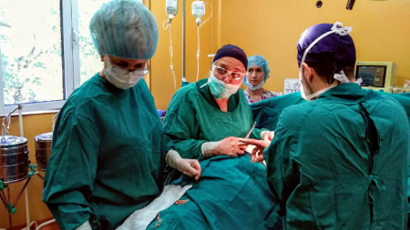 Д-р Ваня Балева по време на операция в КОЦ - Пловдив