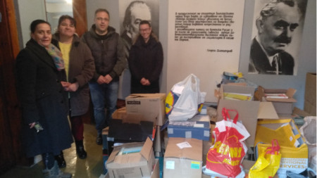 Първи транш на дарението от книги в село Скребатно