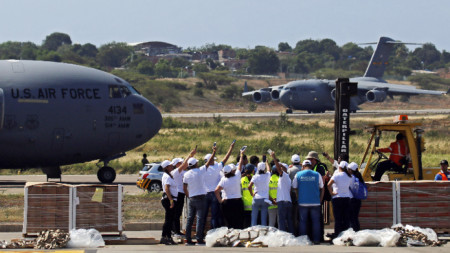 Американски военно-транспортни самолети С-17 доставят хуманитарна помощ на  летището в Кукута, Колумбия, който се намира до границата с Венецуела.