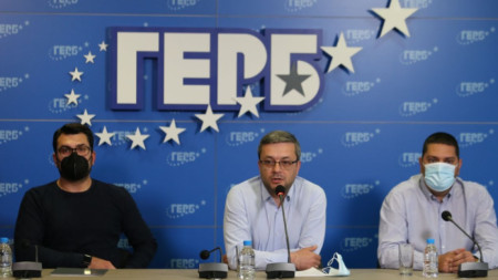 Георг Георгиев, Тома Биков и Христо Гаджев на пресконференция в централата на партия ГЕРБ, 1 юли 2021 г.