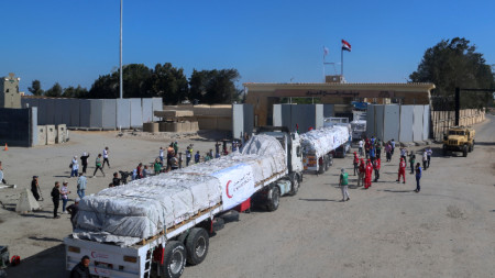 Камиони на Египетския Червен полумесец с хуманитарна помощ влизат вчера от Египет в ивицата Газа през граничния пункт 