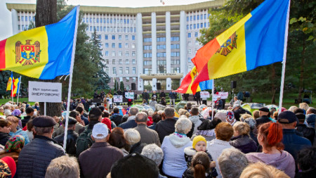 Протест пред парламента в Кишинев, 22 септември 2022 г. Протестиращите искат оставката на президента Санду и правителството заради проблемите в икономиката и растящите цени, 