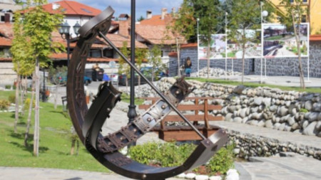 Слънчевият часовник в Банско, изработен от екипа на Радослав Сарафов
