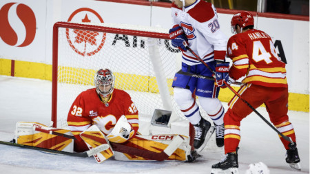 Напрегнат момент пред вратата на Ник Улф от Калгари.