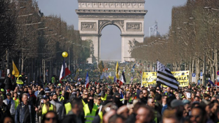 За 15-и уикенд протестиращите „жълти жилетки“ излязоха в центъра на Париж.