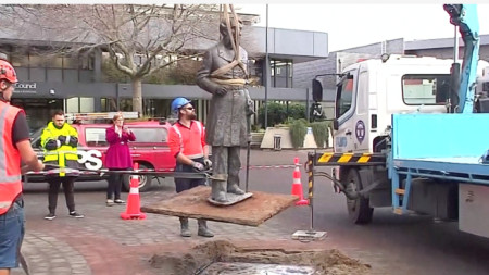 Демонтирането на статуята е по решение на местните власти.