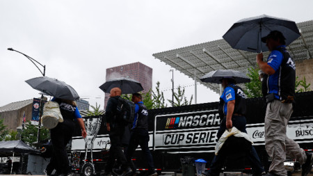 Дъждът обърка автомобилното състезание NASCAR.