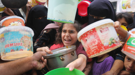 Палестинците се редят на опашка за храна по време на продължаващите израелски бомбардировки на ивицата Газа, Рафа, 13 ноември 2023 г. 