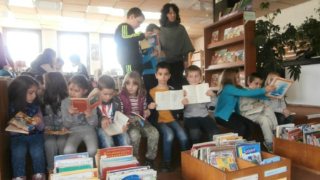 Регионалната библиотека Николай Вранчев в Смолян получи голямо дарение на