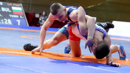 Ивайло Тисов (в син екип) е на полуфинал при 57-килограмовите.