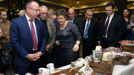 Министър Румен Порожанов разгледа български продукти в рамките на участието си във форум в София по повод годишнина от присъствието на голяма чужда търговска верига у нас. 