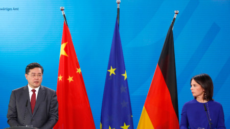 Външните министри Аналена Бербок и Цин Ган по време на пресконференцията им в Берлин, 9 май 2023 г.