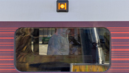 Криминалисти работят на мястото на инцидента на гара Хънтингтън, където във влак, пътуващ за Лондон, беше извършено нападението с нож, Великобритания, 2 ноември 2025 г.