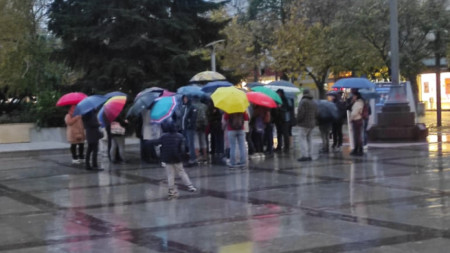 Близо 30 родители протестираха в дъжда против тестването на децата