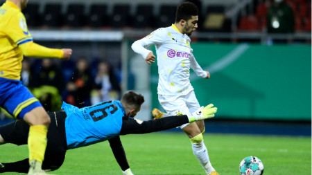 Джейдън Санчо бележи втория гол за Борусия (Дортмунд).