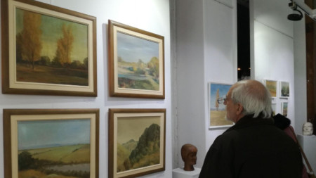Изложбата в галерия „Май“ в Сливен ще продължи до 14 февруари.