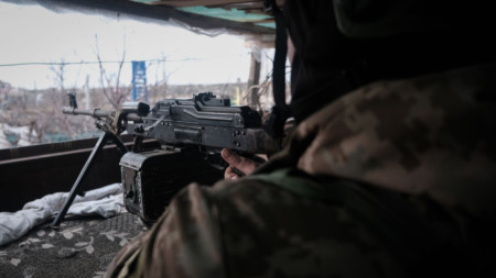 Украински войник наблюдава от окоп намиращите се на 800 метра руски позиции в района на Угледар, Донецка област на Украйна, 7 март 2023 г.