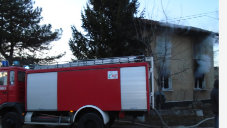 Четвърто денонощие гасят пожар в кюстендилското село Чуденци Участва и