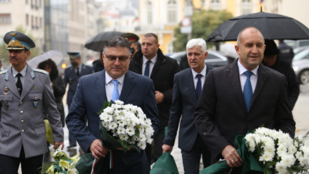 Румен Радев поднесе цветя на Паметника на летеца до сградата на Народното събрание.