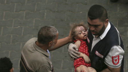 Палестинци носят ранено дете в болница Ал-Шифа в град Газа, 9 октомври 2023 г.